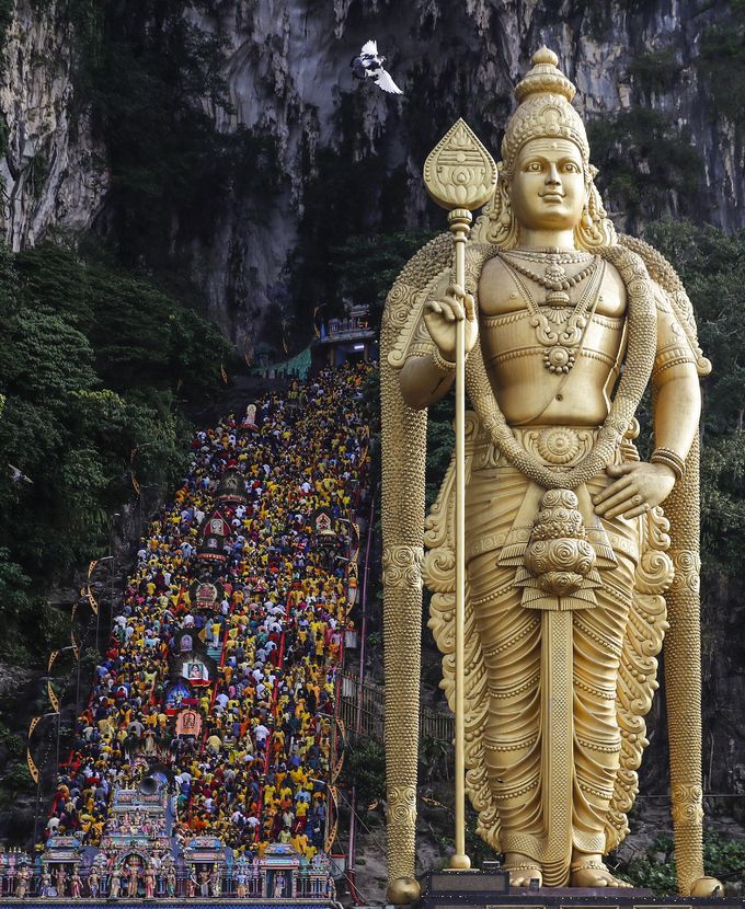 말레이시아의 대표적인 힌두교 축제인 타이푸삼를 맞이한 인도계 주민과 관광객들이 5일 쿠알라룸푸르에 소재한 바투 동굴에 몰려들고 있다. 쿠알라룸푸르=EPA연합뉴스