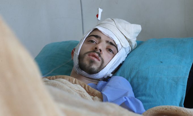 지난 11일(현지시간) 시리아 라타키아의 한 병원에서 부상한 지진 생존자가 치료받고 있다. AP뉴시스