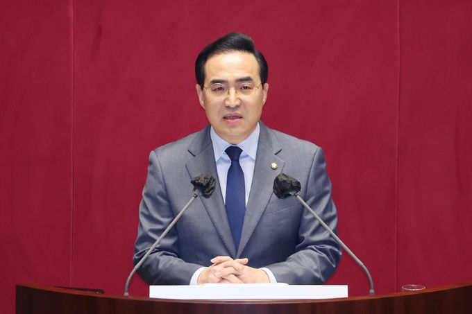 더불어민주당 박홍근 원내대표가 13일 오전 국회에서 열린 본회의에서 교섭단체 대표 연설을 하고 있다.    연합뉴스