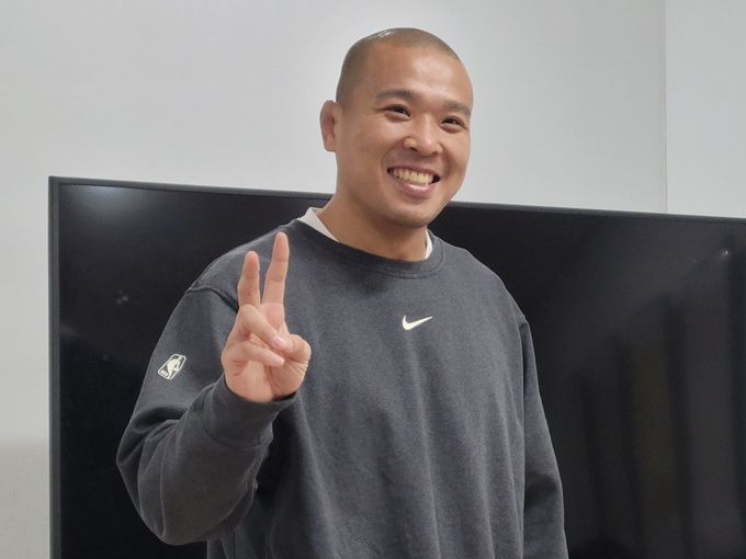 박준용이 14일 열린 UFC 기자간담회에서 취재진을 향해 포즈를 취하고 있다. 정필재 기자