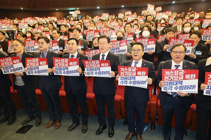 이재명 더불어민주당 대표(맨 앞줄 왼쪽에서 네번째)가 지난 15일 오후 국회 도서관에서 열린 전국소상공인위원회 출범식에 참석해 있다. 연합뉴스