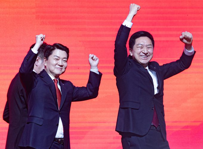 국민의힘 안철수(왼쪽), 김기현 당대표 후보가 16일 오후 광주 서구 김대중컨벤션센터에서 열린 국민의힘 제3차 전당대회 광주·전북·전남 합동연설회에서 기념 촬영을 마친 후 당원들을 향해 손을 들어 보이고 있다.   뉴스1
