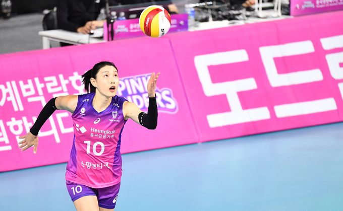 15일 인천 삼산월드체육관에서 열린 도드람 2022-2023 V리그 페퍼저축은행과 홈 경기에서 서브하는 김연경. KOVO 제공