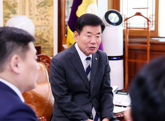 김진표 국회의장이 15일 의장집무실에서 롭상남스랭 어용에르덴 몽골 총리를 접견하고 있다.   국회의장실 제공.