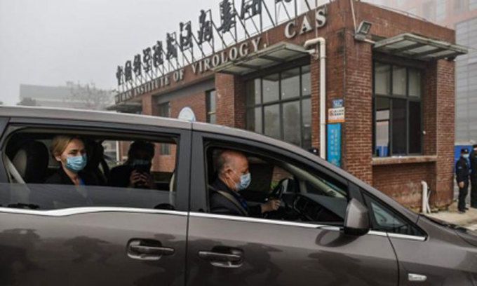 코로나19 기원 조사에 나선 세계보건기구(WHO) 조사팀이 지난 2021년 2월 중국 우한 바이러스 연구소에 도착하고 있다. 우한=AFP연합뉴스