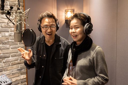 이한철과 이춘희 명창이 지난해 11월 ‘매화타령’ 녹음을 하고 있는 모습. 국립국악원 제공