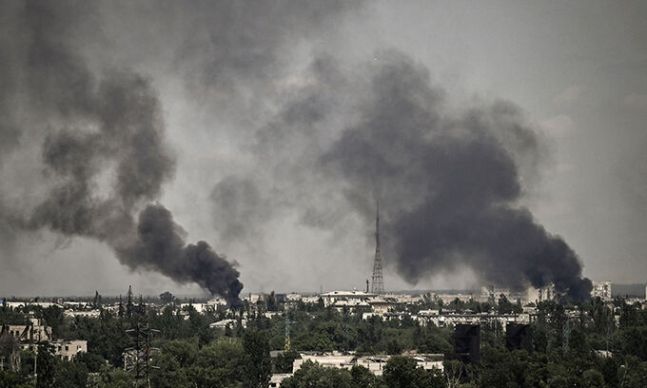 2022년 5월30일(현지시간) 러시아군과 우크라이나군 간 격렬한 교전이 이어지는 우크라이나 동부 루한스크주 도시 세베로도네츠크에서 검은 연기가 솟아오르고 있는 모습. AFP연합뉴스