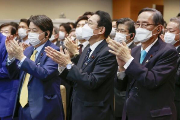 2022년 3월23일 볼로디미르 젤렌스키 우크라이나 대통령이 일본 의회에서 행한 화상연설이 끝난 뒤 기시다 후미오 일본 총리(가운데) 등 참석자들이 기립박수를 보내고 있다. 도쿄=교도연합뉴스