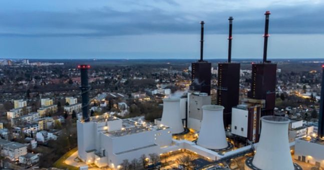 2022년 3월30일(현지시간) 독일 베를린에 있는 리히터펠트 가스 화력발전소의 냉각탑에서 증기가 나오고 있다. 베를린=AP뉴시스