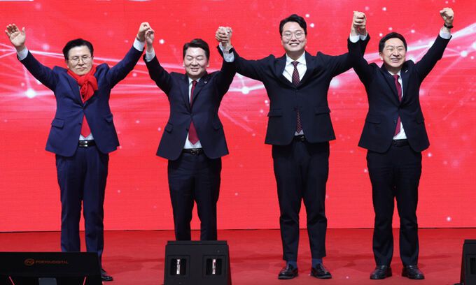 국민의힘 황교안·안철수·천하람·김기현 당대표 후보(왼쪽부터)가 21일 대전시 동구 대전대학교맥센터에서 열린 '힘내라! 대한민국 - 국민의힘 제3차 전당대회 대전·세종·충북·충남 합동연설회'에서 기념촬영을 하고 있다. 연합뉴스