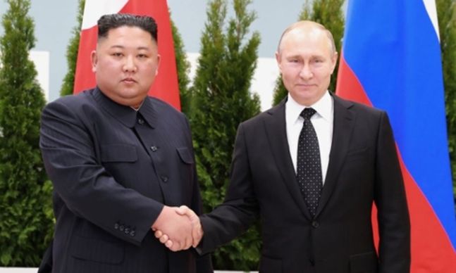 김정은 북한 국무위원장(왼쪽)과 블라디미르 푸틴 러시아 대통령이 지난 2019년 4월 25일 러시아 블라디보스토크 루스키섬 극동연방대학에서 정상회담을 하기 위해 만난 모습. 연합뉴스