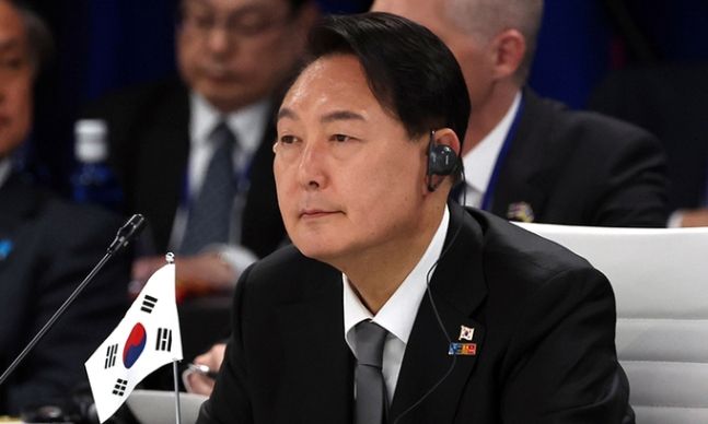윤석열 대통령이 29일(현지시간) 스페인 마드리드 이페마(IFEMA) 컨벤션센터에서 열린 북대서양조약기구((NATO·나토) 동맹국·파트너국 정상회의에 참석하고 있다. 마드리드=연합뉴스