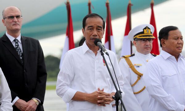 조코 위도도 인도네시아 대통령(왼쪽 두 번째)이 21일(현지시간) 자카르타 할림군사공항에서 터키 지진 희생자를 돕기 위해 구호품을 보낼 것이라고 밝히고 있다. 자카르타=EPA연합뉴스