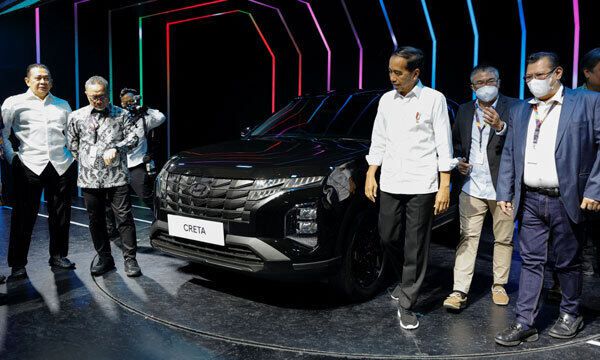조코 위도도 인도네시아 대통령(오른쪽 세 번째)이 16일(현지시간) 자카르타에서 열린 인도네시아 국제 모터쇼(IIMS)의 현대차 부스를 찾아 크레타 다이내믹 블랙 에디션을 살펴보고 있다. 자카르타=현대차 인도네시아 판매법인 제공·연합뉴스