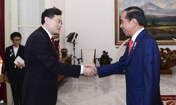 조코 위도도 인도네시아 대통령(오른쪽)과 친강 중국 외교부장이 22일(현지시간) 보고르 소재 대통령궁에서 악수하고 있다. 자카르타=인도네시아 대통령궁 제공·AP연합뉴스