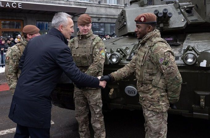 24일(현지시간) 에스토니아를 방문한 옌스 스톨텐베르그 나토 사무총장(왼쪽)이 이 나라에 주둔한 나토 동맹국 군대 장병들을 격려하고 있다. 스톨텐베르그 총장 SNS 캡처