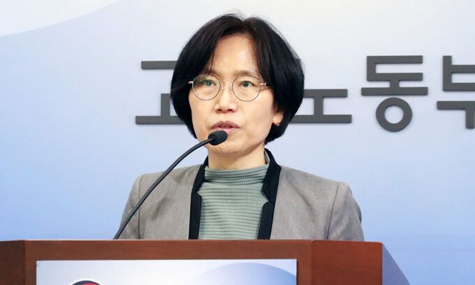 정향숙 고용노동부 노동시장조사과장이 28일 세종시 정부세종청사에서 23년 1월 사업체노동력조사 및 22년 10월 지역별 사업체노동력조사 결과를 발표하고 있다. 고용노동부 제공