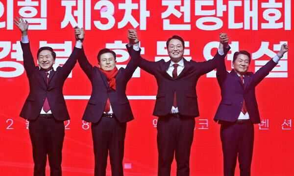 대구서 당심 구애 김기현(왼쪽부터), 황교안, 천하람, 안철수 국민의힘 당대표 후보가 28일 대구 북구 엑스코에서 열린 국민의힘 제3차 전당대회 대구·경북 합동연설회에서 기념촬영을 하고 있다. 뉴시스