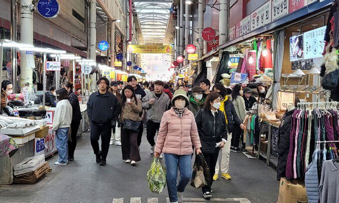 28일 대구 중구 서문시장에서 시민들이 장을 보고 있다. 대구 최대 전통시장인 서문시장은 중요한 정치 이벤트가 있을 때마다 보수 정치인들이 방문하는 단골 장소다. 대구=김병관 기자