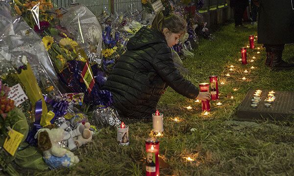 이탈리아 칼라브리아주 쿠트로 해변 인근에서 지난달 26일 난파한 난민 목선 희생자들을 애도하는 촛불 집회가 열려 한 소녀가 촛불을 밝히고 있다. 쿠트로=AP뉴시스