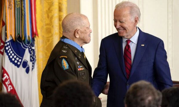 조 바이든 미국 대통령(오른쪽)이 3일 백악관에서 베트남전쟁 참전용사 패리스 데이비스에게 명예훈장을 수여한 뒤 환하게 웃으며 악수하고 있다. 워싱턴=AP연합뉴스