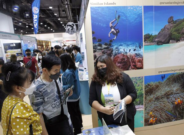 2일 태국 방콕에서 열린 관광박람회를 찾은 시민들이 여행상품 소개를 받고 있다. 태국 관광 당국은 코로나19 방역 조치 완화로 인한 각국의 국경 개방을 바탕으로 여행시장 활성화를 기대하고 있다. 방콕=EPA연합뉴스