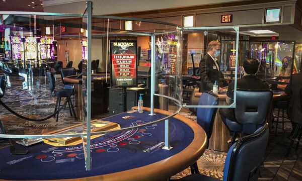 미국 매사추세츠주 마샨터컷의 폭스우드 리조트 카지노에서 검은색 재킷을 입은 딜러들이 게임을 선보이고 있다. 사진은 코로나19로 고객이 거의 없었던 2020년 5월 22일 폭스우드 리조트 카지노 내부 모습. 마샨터컷=AP연합뉴스
