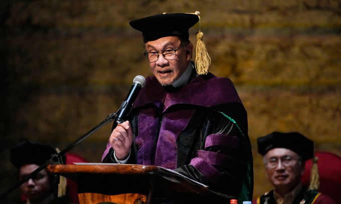 필리핀을 국빈 방문한 안와르 이브라힘 말레이시아 총리가 지난 2일 케존시티 소재 필리핀대학교(UP)에서 개최된 명예 법학박사 수여식에서 강연을 한 뒤 학생들의 질문에 답하고 있다. 안와르 총리는 이날 필리핀 국민영웅 호세 리잘의 삶과 그에 대한 존경의 뜻을 피력하며 많은 박수를 받았다. 케존시티=AP연합뉴스