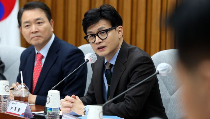 한동훈 법무부 장관(가운데)이 지난달 28일 서울 여의도 국회에서 열린 중대 민생침해 금융범죄 대응방안 및 금융완화 대책 민·당·정 협의회에 참석해 발언하고 있다. 뉴시스