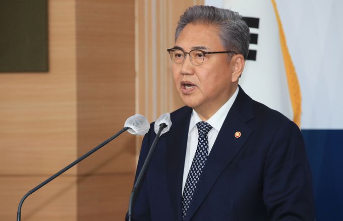 박진 외교부 장관이 6일 오전 서울 종로구 외교부에서 일제 강제징용 피해배상 해법 정부입장 발표를 하고 있다. 공동 취재사진