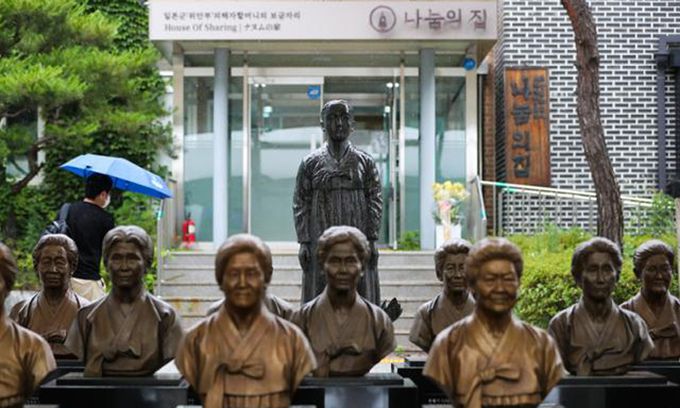 경기 광주시 퇴촌면 나눔의 집 입구에 고인이 된 피해 할머니 흉상과 소녀상이 세워져 있다. 뉴스1