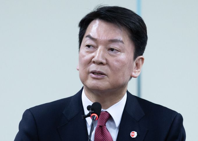 안철수 국민의힘 당대표 후보가 6일 오전 서울 여의도 국회 의원회관에서 긴급 기자회견을 하고 있다. 뉴스1