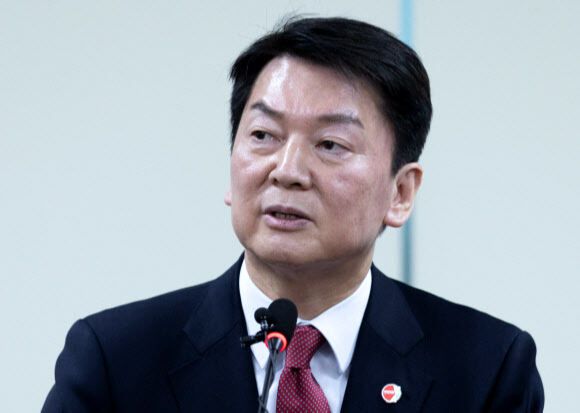 안철수 국민의힘 당대표 후보가 6일 오전 서울 여의도 국회 의원회관에서 긴급 기자회견을 하고 있다. 사진=뉴스1