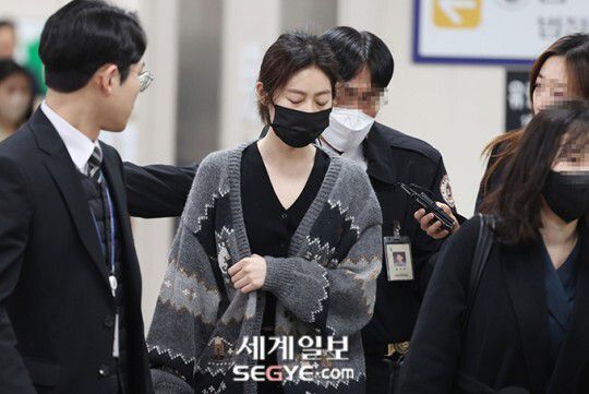 배우 김새론(왼쪽에서 두번째)이 8일 오전 서울 서초구 서울중앙지법에서 도로교통법 위반(음주운전) 등 혐의 1차 공판을 받기 위해 출석하고 있다. 한윤종 기자