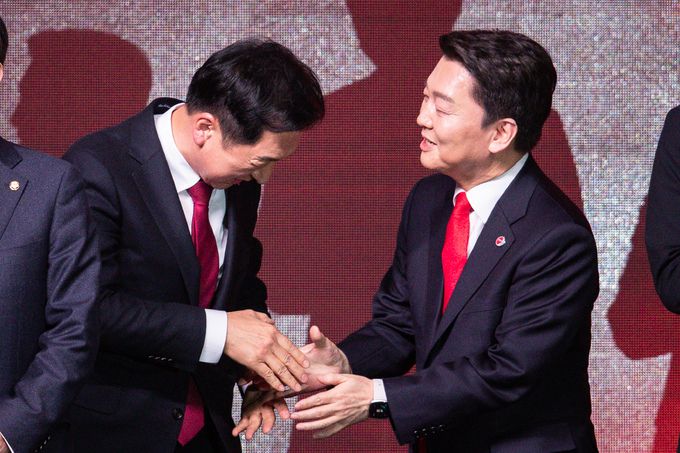 김기현 국민의힘 신임 당대표가 8일 경기 고양시 킨텍스에서 열린 국민의힘 제3차 전당대회에서 개표 결과가 발표된 후 안철수 후보와 인사를 나누고 있다.    뉴스1