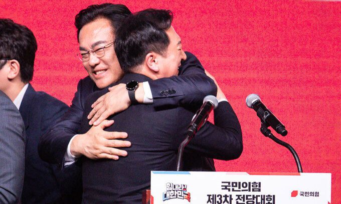 김기현 국민의힘 신임 당대표가 8일 경기 고양시 킨텍스에서 열린 국민의힘 제3차 전당대회에서 정진석 비상대책위원장과 포옹하고 있다. 뉴스1