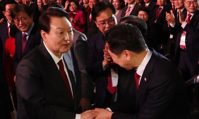 윤석열 대통령이 지난 8일 경기도 고양시 킨텍스에서 열린 국민의힘 제3차 전당대회에서 축사를 마친 뒤 퇴장하며 김기현 당시 당대표 후보 등과 차례로 인사하고 있다. 연합뉴스