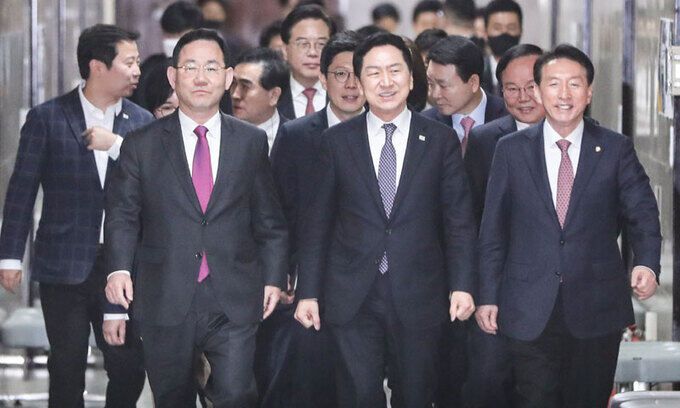 김기현 국민의힘 신임 당대표가 9일 서울 여의도 국회에서 열린 최고위원회에 지도부와 함께 참석하고 있다. 뉴스1