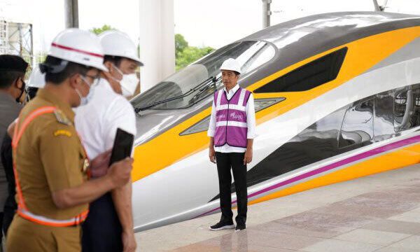 조코 위도도 인도네시아 대통령이 2022년 10월 13일 반둥 인근 고속철도 건설현장을 찾아 안전모를 착용한 채 기념사진을 찍고 있다. 세계일보 자료사진