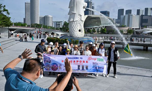 싱가포르를 찾은 외국 관광객들이 1월 27일 관광명소인 머라이언파크에서 머라이언 동상을 배경으로 사진을 찍고 있다. 싱가포르=로이터·연합뉴스
