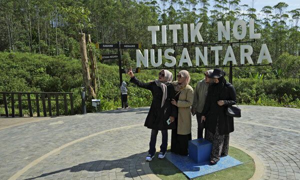 8일 인도네시아 동칼리만탄주 누산타라 신수도 건설 현장에서 관광객들이 사진을 찍고 있다. 인도네시아 정부는 수도 자카르타의 해수면상승과 인구 과밀 등을 문제로 누산타라로 수도를 이전하기로 했다. 누산타라=AP연합뉴스