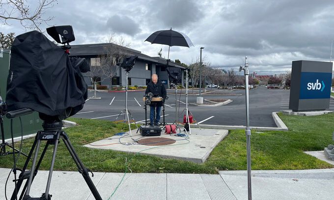 지난 11일(현지시간) 미국 캘리포니아주 샌타클래라에 위치한 실리콘밸리은행(SVB) 본사 앞에서 MSNBC 방송 기자가 보도를 준비하고 있다. 연합뉴스