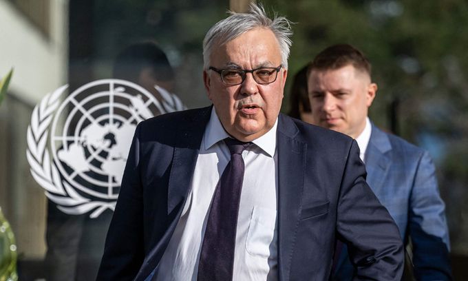 세르게이 베르시닌 러시아 외무차관이 13일(현지시간) 스위스 제네바 유엔 사무국에서 오는 18일 만료되는 우크라이나·러시아산 곡물 및 비료 수출협정(흑해곡물협정)과 관련해 유엔 측과 협상을 마치고 나오고 있다. AFP연합뉴스