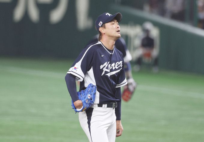 지난 10일 일본 도쿄돔에서 열린 2023 월드베이스볼클래식(WBC) B조 본선 1라운드 한국과 일본의 경기. 3회말 무사 1,3루 상황에서 일본 콘도에게 1타점 2루타를 허용한 한국 김광현이 아쉬운 듯한 표정을 짓고 있다. 연합뉴스