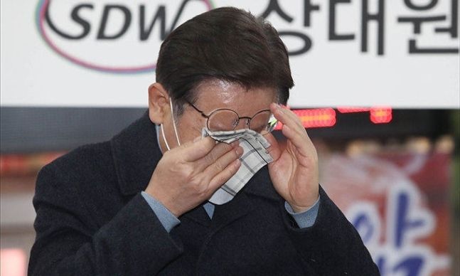 지난해 1월24일 당시 더불어민주당 대통령선거 후보였던 이재명 대표가 경기 성남시 중원구 상대원 시장에서 ‘매타버스 성남, 민심 속으로!’ 행사 즉석연설을 하던 중 눈물을 닦고 있다. 국회 사진기자단