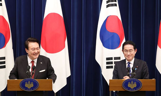 1박2일 일정으로 일본을 방문한 윤석열 대통령이 16일 일본 도쿄 총리 관저에서 기시다 후미오 일본 총리와 공동 기자회견을 하고 있다. 연합뉴스