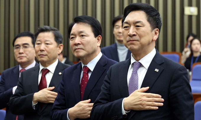 與 최고위원회의 앞서 국기에 대한 경례 국민의힘 김기현 대표(오른쪽)가 16일 서울 여의도 국회에서 열린 당 최고위원회의에서 당 지도부와 함께 국기에 대한 경례를 하고 있다. 서상배 선임기자