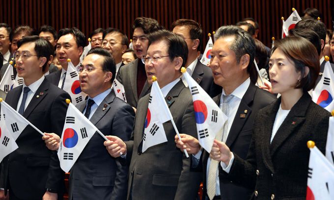 野 ‘굴욕외교’ 규탄 퍼포먼스 더불어민주당 이재명 대표(가운데)가 16일 서울 여의도 국회에서 열린 의원총회에서 동료 의원들과 태극기를 들고 윤석열정부의 ‘대일 굴욕외교’를 규탄하는 퍼포먼스를 하고 있다. 서상배 선임기자