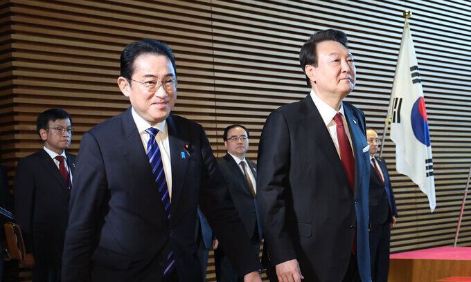 윤석열 대통령이 16일 오후 일본 도쿄 총리 관저에서 기시다 후미오 일본 총리와 의장대 사열을 마치고 소인수 회담장으로 향하고 있다. 연합뉴스