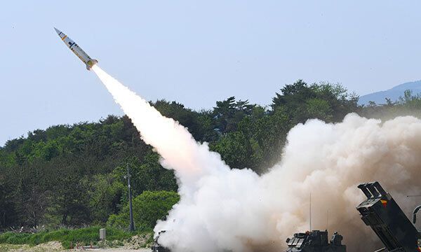 미군 에이태큼스(ATACMS) 지대지미사일이 발사대에서 발사되고 있다. 세계일보 자료사진